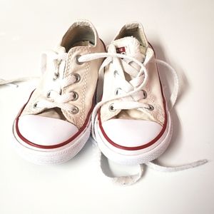 White all star Converse Size 7 toddler